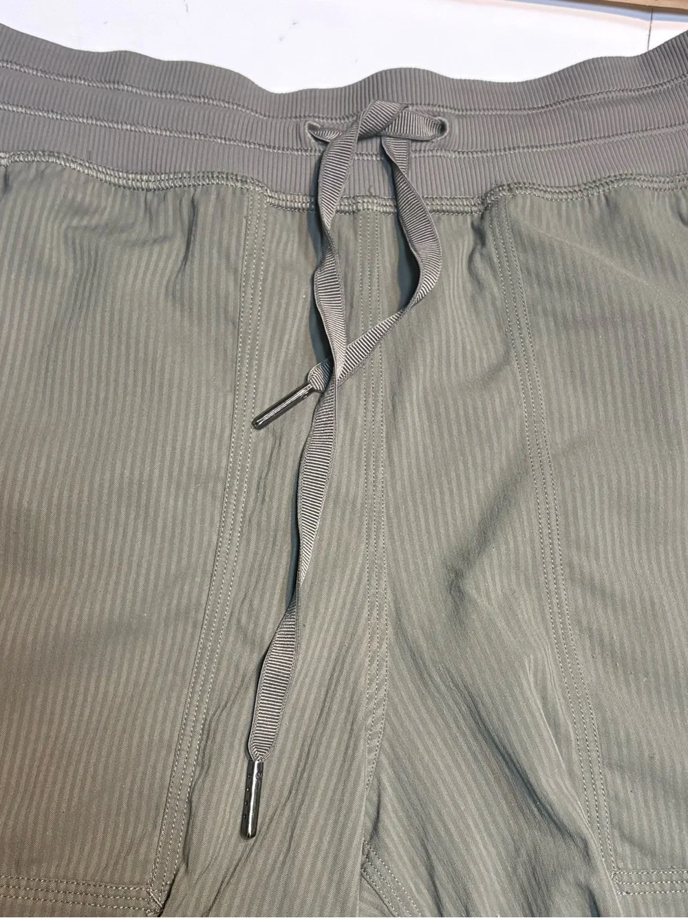 lululemon Lightweight Adjustable Mid-Rise Cargo Pants small